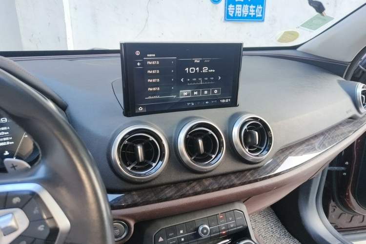 Used Wey VV5 2019 Upgraded Model 2.0T Two-Wheel Drive Ultra-Luxury Version China V Standard Audio And AC Panel