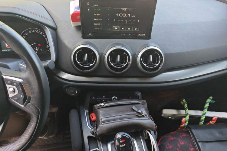 Used Wey VV5 2019 1.5T Two-Wheel Drive Color Pioneer Audio And AC Panel