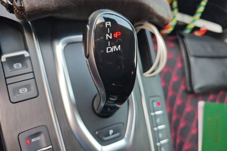 Used Wey VV5 2019 1.5T Two-Wheel Drive Color Pioneer Gear Lever