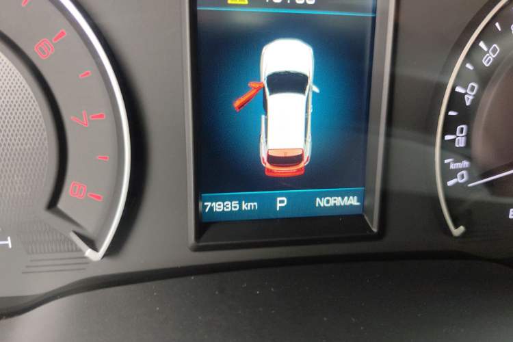 Used Wey VV5 2019 1.5T Two-Wheel Drive Color Pioneer Odometer Close Up