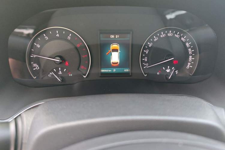 Used Wey VV5 2019 1.5T Two-Wheel Drive Color Pioneer Odometer Close Up
