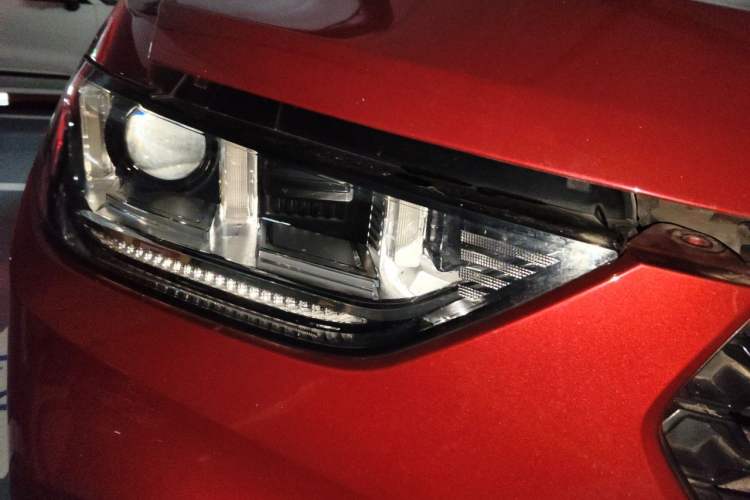 Used Wey VV5 2019 Upgraded Model 2.0T Two-Wheel Drive Flagship Version China VI Standard Right Front Headlight