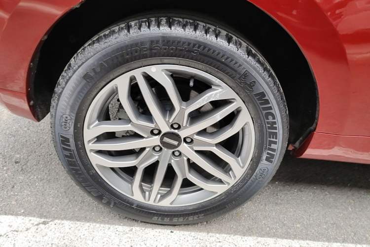 Used Wey VV5 2019 Upgraded Model 2.0T Two-Wheel Drive Ultra-Luxury Version China V Standard Right Rear Wheel Hub