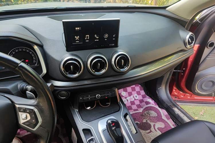 Used Wey VV5 2019 1.5T Two-Wheel Drive Color Pioneer Audio And AC Panel