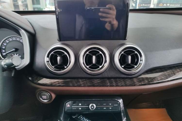 Used Wey VV5 2019 1.5T Two-Wheel Drive Color Pioneer Audio And AC Panel
