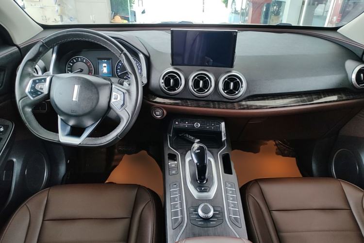 Used Wey VV5 2019 1.5T Two-Wheel Drive Color Pioneer Center Console