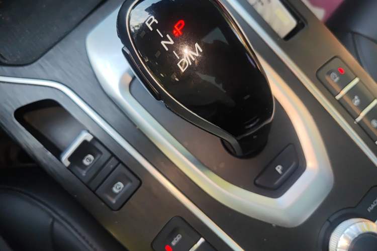 Used Wey VV5 2019 1.5T Two-Wheel Drive Color Pioneer Gear Lever