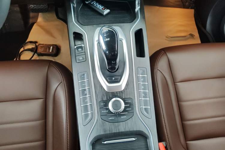 Used Wey VV5 2019 1.5T Two-Wheel Drive Color Pioneer Gear Lever