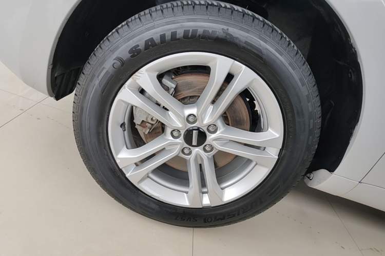 Used Wey VV5 2019 1.5T Two-Wheel Drive Color Pioneer Left Front Wheel Hub