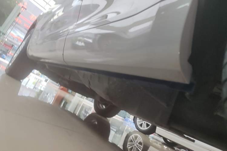 Used Wey VV5 2019 1.5T Two-Wheel Drive Color Pioneer Left Side Sill