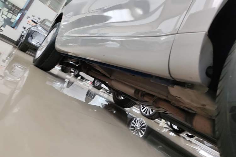 Used Wey VV5 2019 1.5T Two-Wheel Drive Color Pioneer Right Side Sill