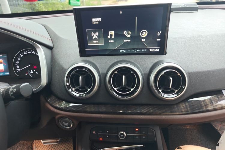 Used Wey VV5 2019 Upgraded Model 2.0T Two-Wheel Drive Ultra-Luxury Version China V Standard Audio And AC Panel