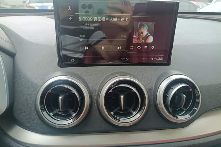 Used Wey VV5 2019 Upgraded Model 2.0T Two-Wheel Drive Flagship Version China V Standard Audio And AC Panel