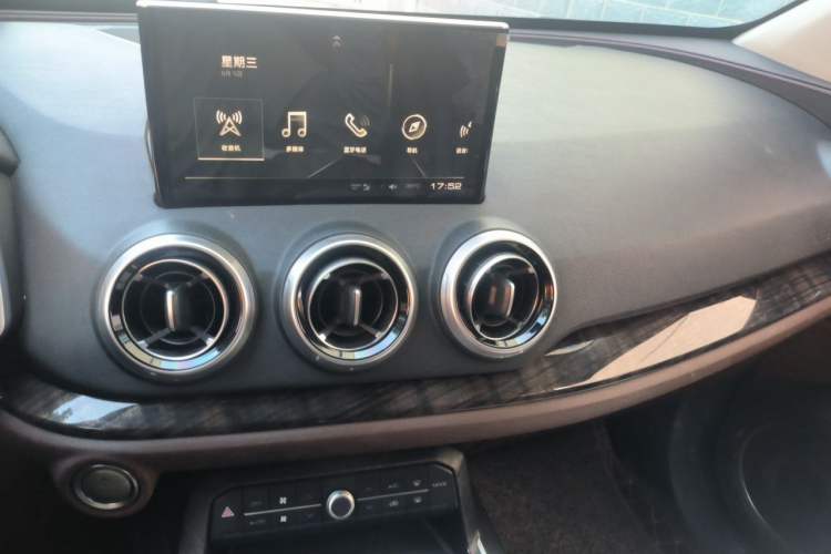 Used Wey VV5 2019 1.5T Two-Wheel Drive Smart Pioneer Audio And AC Panel
