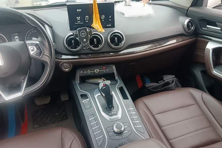 Used Wey VV5 2019 1.5T Two-Wheel Drive Color Pioneer Audio And AC Panel