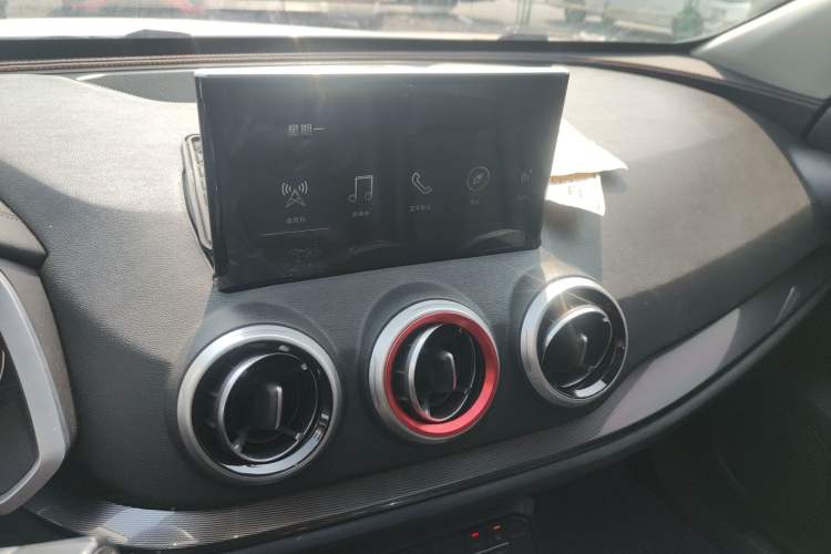 Used Wey VV5 2019 1.5T Two-Wheel Drive Color Pioneer Audio And AC Panel