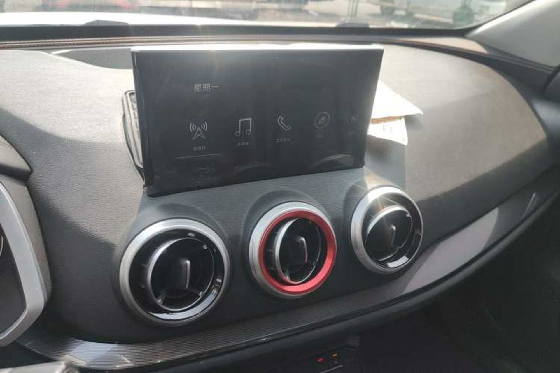 Used Wey VV5 2019 1.5T Two-Wheel Drive Color Pioneer Audio And AC Panel