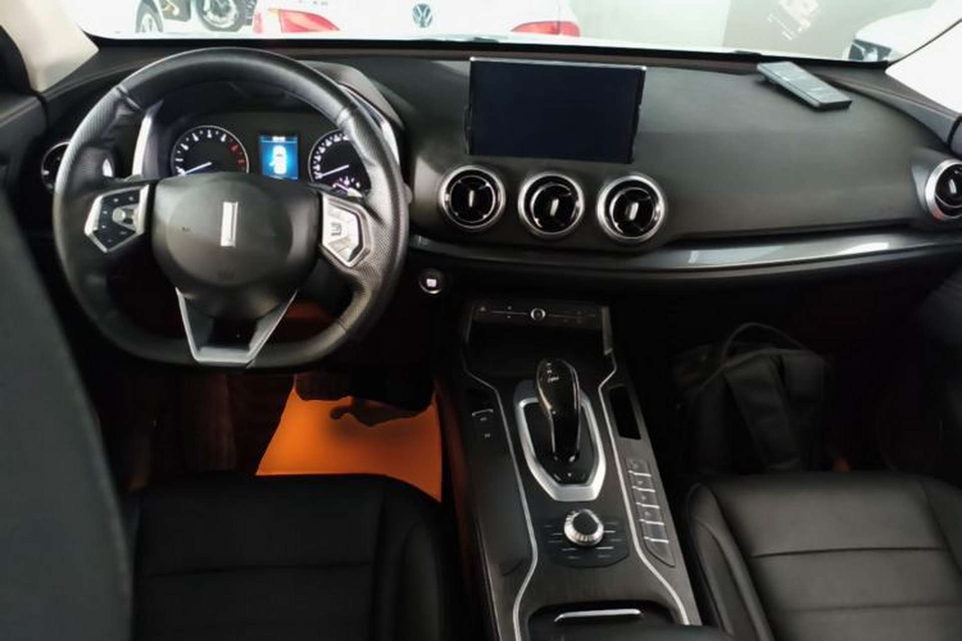 Used Wey VV5 2019 1.5T Two-Wheel Drive Color Pioneer Center Console