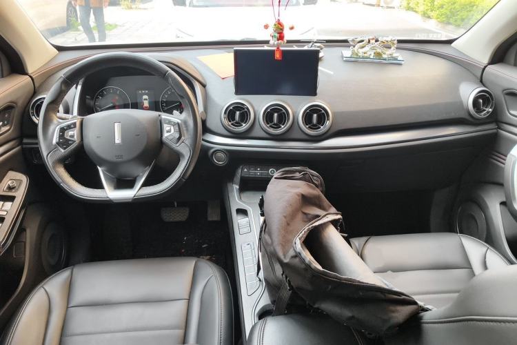 Used Wey VV5 2019 1.5T Two-Wheel Drive Color Pioneer Center Console