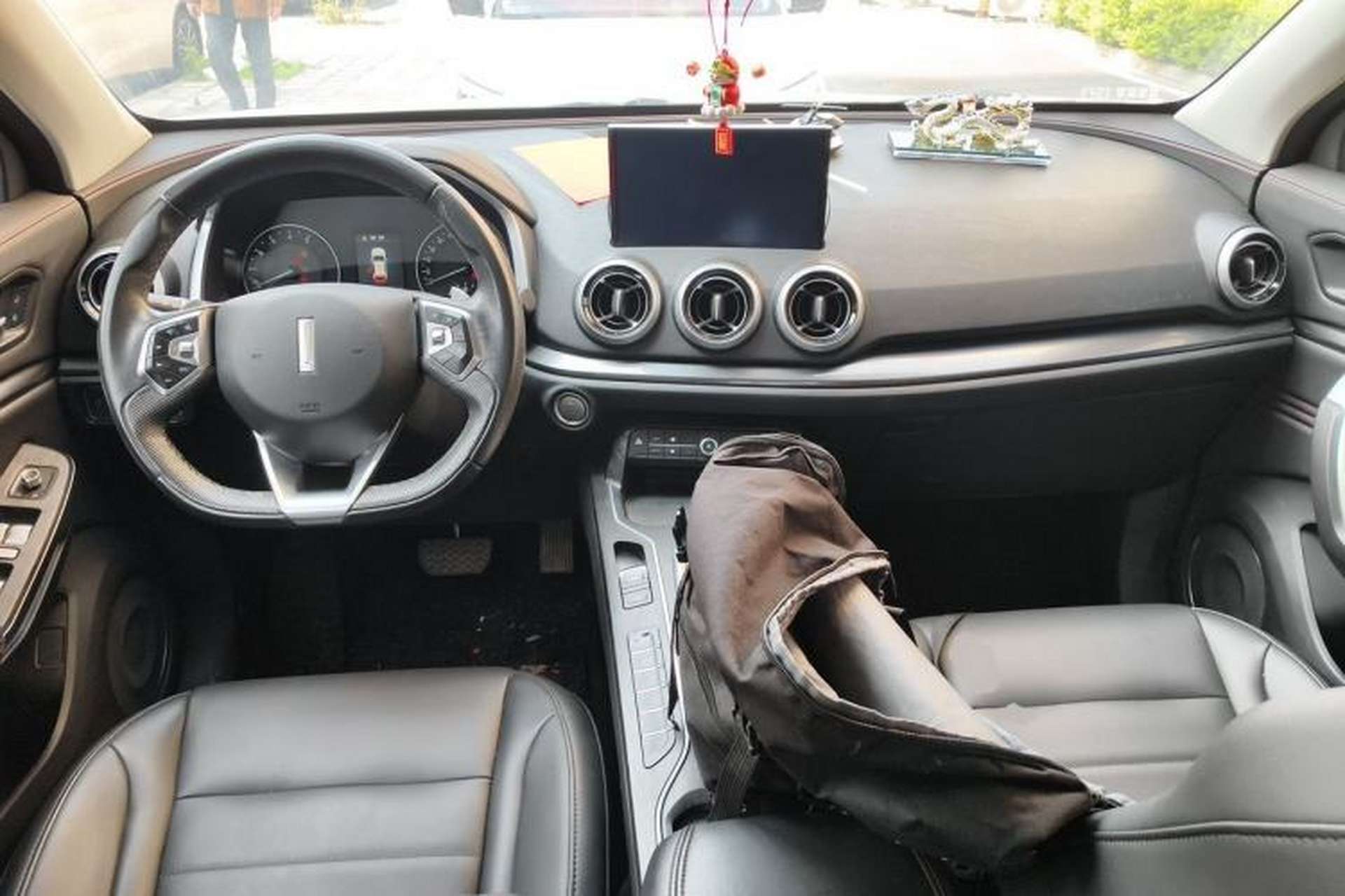 Used Wey VV5 2019 1.5T Two-Wheel Drive Color Pioneer Center Console