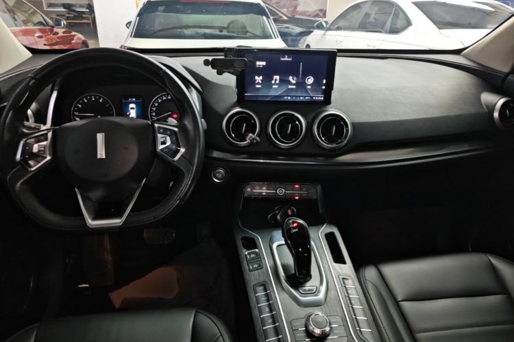 Used Wey VV5 2019 1.5T Two-Wheel Drive Color Pioneer Center Console