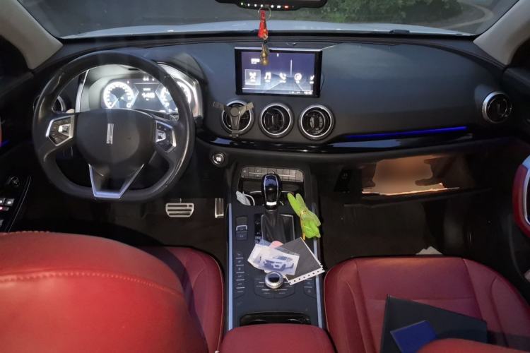 Used Wey VV5 2019 Upgraded Model 2.0T Two-Wheel Drive Flagship Version China V Standard Center Console