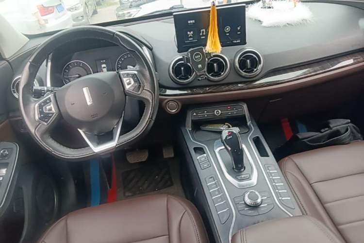 Used Wey VV5 2019 1.5T Two-Wheel Drive Color Pioneer Center Console