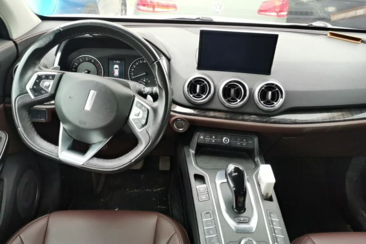 Used Wey VV5 2019 1.5T Two-Wheel Drive Color Pioneer Center Console
