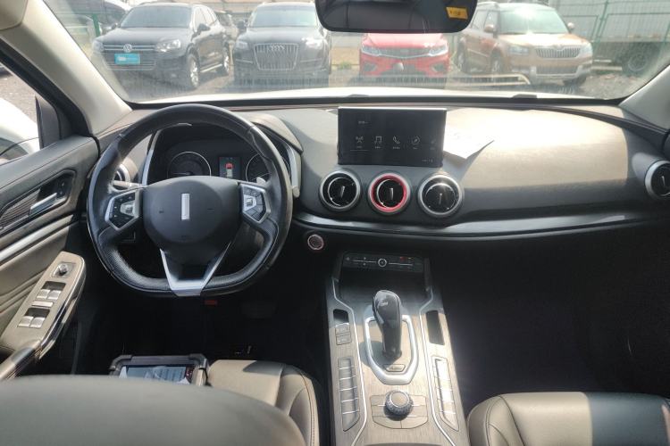 Used Wey VV5 2019 1.5T Two-Wheel Drive Color Pioneer Center Console