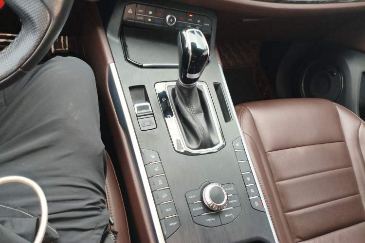 Used Wey VV5 2019 Upgraded Model 2.0T Two-Wheel Drive Ultra-Luxury Version China VI Standard Gear Lever