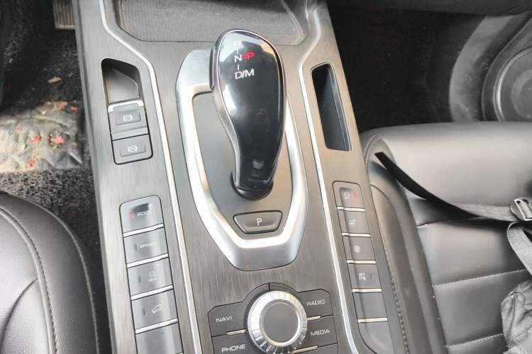 Used Wey VV5 2019 1.5T Two-Wheel Drive Color Pioneer Gear Lever