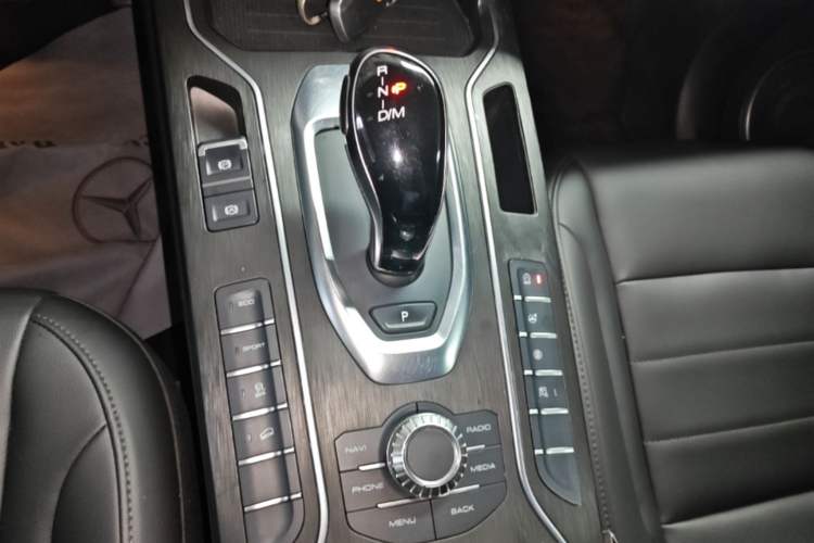 Used Wey VV5 2019 1.5T Two-Wheel Drive Color Pioneer Gear Lever