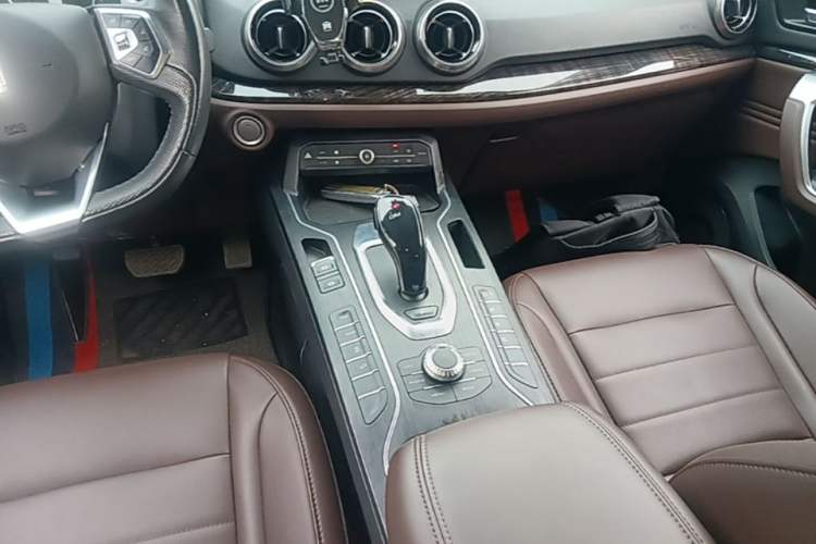 Used Wey VV5 2019 1.5T Two-Wheel Drive Color Pioneer Gear Lever