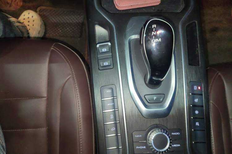 Used Wey VV5 2019 1.5T Two-Wheel Drive Color Pioneer Gear Lever