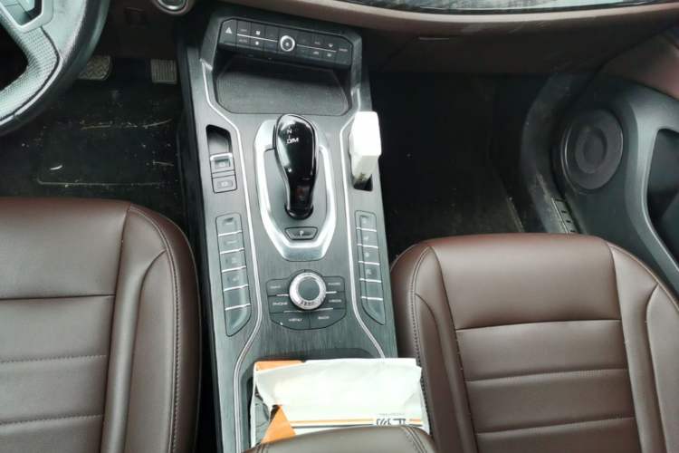 Used Wey VV5 2019 1.5T Two-Wheel Drive Color Pioneer Gear Lever