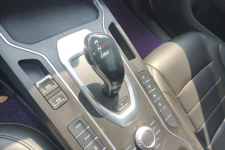 Used Wey VV5 2019 1.5T Two-Wheel Drive Color Pioneer Gear Lever