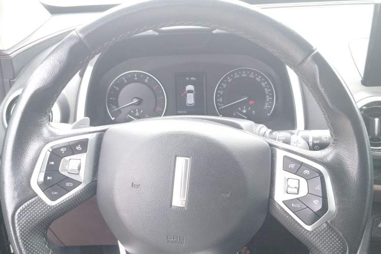 Used Wey VV5 2019 1.5T Two-Wheel Drive Color Pioneer Interior 2