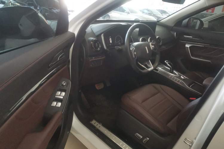 Used Wey VV5 2019 1.5T Two-Wheel Drive Color Pioneer Interior 2
