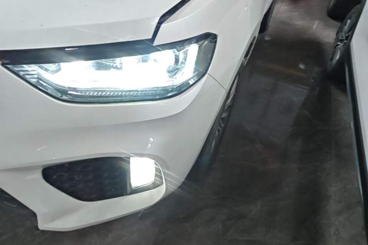 Used Wey VV5 2019 Upgraded Model 2.0T Two-Wheel Drive Ultra-Luxury Version China V Standard Left Front Headlight