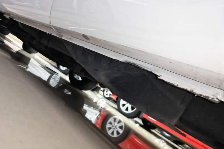 Used Wey VV5 2019 1.5T Two-Wheel Drive Color Pioneer Left Side Sill