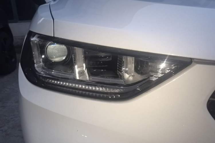 Used Wey VV5 2019 Upgraded Model 2.0T Two-Wheel Drive Flagship Version China V Standard Right Front Headlight