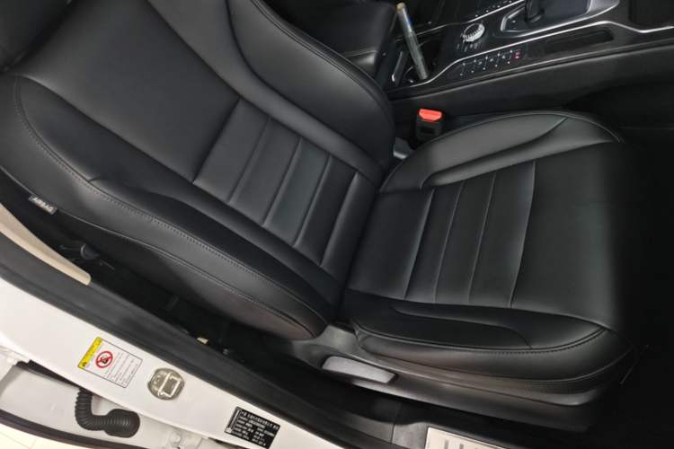 Used Wey VV5 2019 1.5T Two-Wheel Drive Color Pioneer Right Front Seat