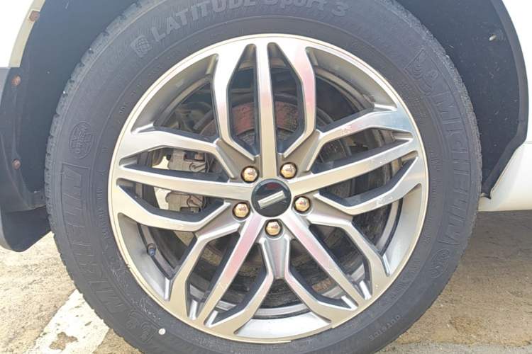 Used Wey VV5 2019 Upgraded Model 2.0T Two-Wheel Drive Ultra-Luxury Version China V Standard Right Rear Wheel Hub