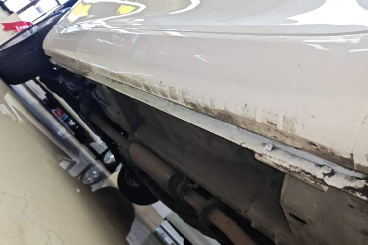 Used Wey VV5 2019 1.5T Two-Wheel Drive Color Pioneer Right Side Sill