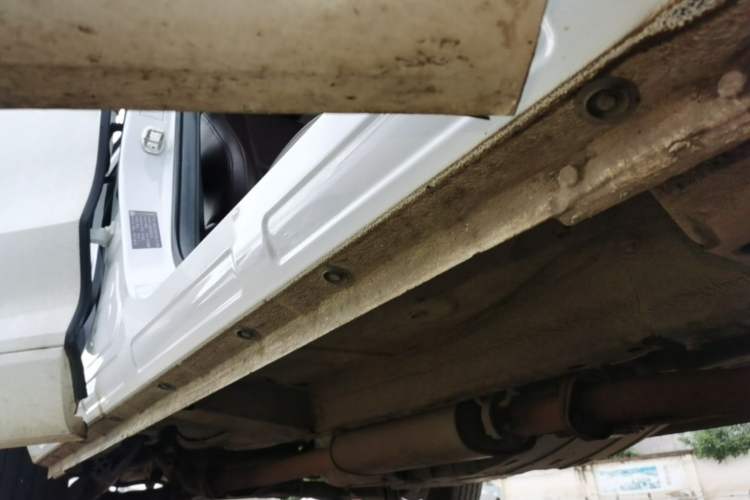 Used Wey VV5 2019 1.5T Two-Wheel Drive Color Pioneer Right Side Sill