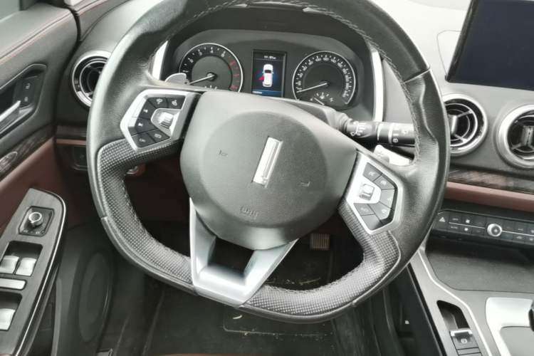 Used Wey VV5 2019 1.5T Two-Wheel Drive Color Pioneer Steering Wheel