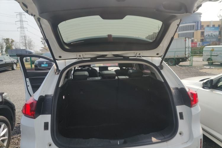Used Wey VV5 2019 1.5T Two-Wheel Drive Color Pioneer Trunk