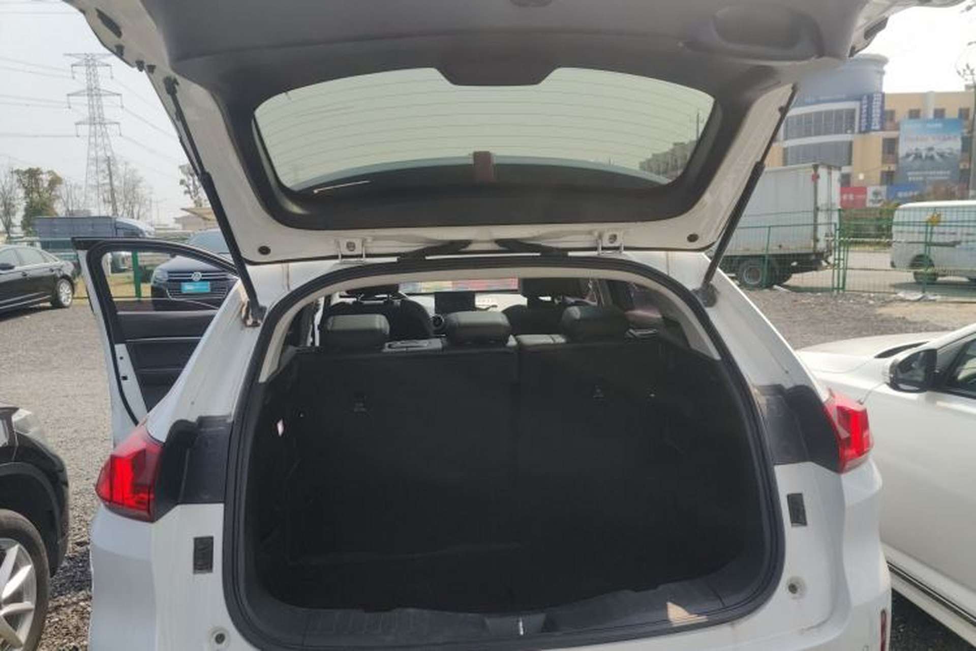 Used Wey VV5 2019 1.5T Two-Wheel Drive Color Pioneer Trunk