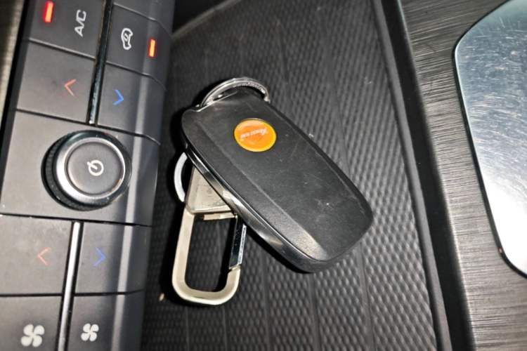 Used Wey VV5 2019 1.5T Two-Wheel Drive Color Pioneer Vehicle Key