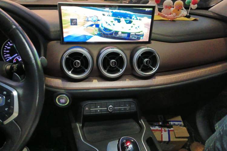 Used Wey VV5 2020 1.5T Two-Wheel Drive Color Pioneer Audio And AC Panel